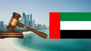 Illustration zu Gesetzen und Vorschriften in Dubai mit einem Gerichtshammer, einer Flagge von Dubai und einem Foto von Dubai im Hintergrund