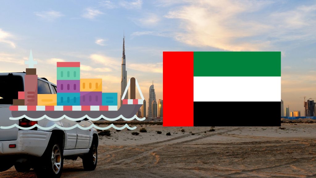 een foto van Dubai met een auto en daarvoor een vrachtschip met allemaal containers en de vlag van Dubai erbij.