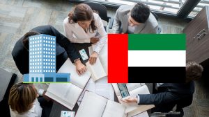Mainland vs Free Zone illustratie met mensen die een bespreking houden aan tafel, met op de voorgrond de vlag van UAE en een kantoorgebouw