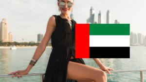 vrouw die in Dubai een foto maakt met op de voorgrond de vlag van Dubai